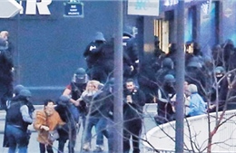 Pháp tiêu diệt khủng bố, 4 con tin thiệt mạng