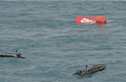 Đuôi máy bay AirAsia được đưa lên mặt nước 