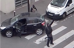 Hai tay súng bắn cảnh sát sau khi tấn công tòa soạn Charlie Hebdo