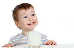 Những lưu ý khi cho trẻ uống sữa tươi