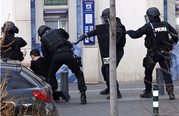 Tay súng bắt con tin trong bưu điện gần Paris đầu hàng