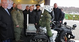 Robot quân sự tân tiến được tiết lộ với Tổng thống Putin