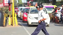 Cảnh sát Ấn nhảy moonwalk điều khiển giao thông