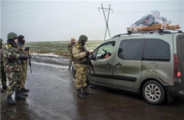 Lính Ukraine rút khỏi nhà ga sân bay Donetsk 