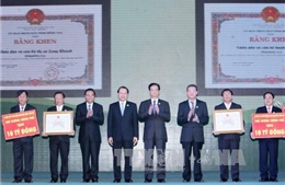 Thủ tướng trao bằng công nhận &#39;Huyện nông thôn mới&#39; đầu tiên