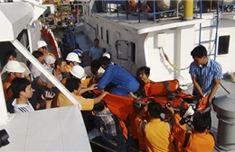 Tàu SAR 272 cứu ngư dân gặp nạn trên biển