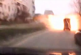 Hãi hùng cảnh xe ôtô nổ tung trong pháo kích ở Mariupol