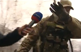 Phát hiện tay súng nói tiếng Anh &#39;chuẩn&#39; trong quân đội Ukraine