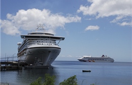 Tàu du lịch hơn 2.500 khách cập cảng Chân Mây