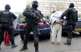 Pháp bắt giữ 8 phần tử &#39;thánh chiến&#39; tình nghi 