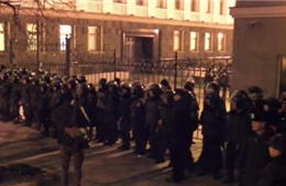 Người biểu tình tấn công Dinh Tổng thống Ukraine 