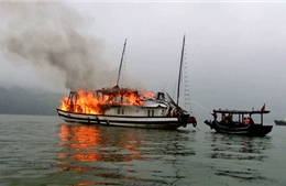 Cháy tàu du lịch nghỉ đêm trên Vịnh Hạ Long