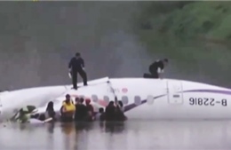 Máy bay chở 58 hành khách rơi xuống sông ở Đài Loan