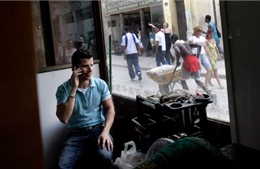Cuba mở rộng dịch vụ điện thoại di động 