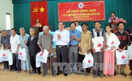 Đồng chí Lê Hồng Anh tặng quà hộ nghèo tỉnh Sóc Trăng 