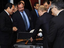Ông Putin tặng AK-47 cho Tổng thống Ai Cập