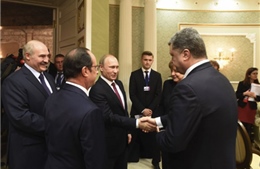 Tổng thống Belarus đích thân phục vụ đồ ăn tại Thượng đỉnh Minsk