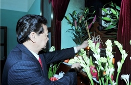 Thủ tướng Nguyễn Tấn Dũng dâng hương tưởng niệm Chủ tịch Hồ Chí Minh