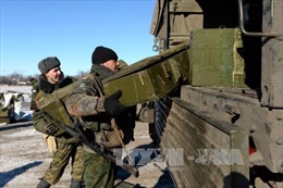 Ukraine: Lực lượng DPR bắt đầu rút vũ khí hạng nặng