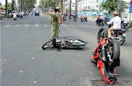 Mô tô phân khối lớn lật ngược sau va chạm