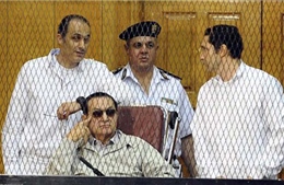 Cựu Tổng thống Ai Cập Mubarak hầu tòa cùng hai con trai