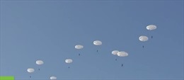 Lính dù nữ bay liệng trên bầu trời Nga