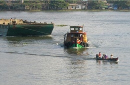 Phát hiện 3 người chết trên tàu chở cát ở sông Hồng 