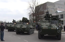 Xe quân sự Mỹ thản nhiên diễu hành xuyên Đông Âu
