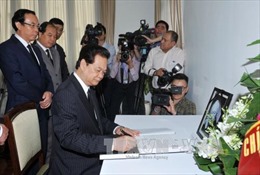 Thủ tướng ký sổ tang chia buồn nguyên Thủ tướng Singapore từ trần