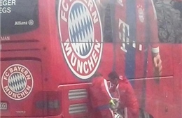 Xe buýt đội tuyển Bayern Munich hết xăng