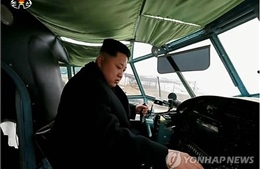 Ông Kim Jong Un thăm nhà máy chế tạo máy bay 