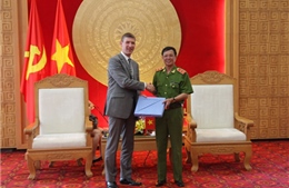 NCA tặng thiết bị phòng chống tội phạm cho Cảnh sát Việt Nam
