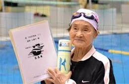 Cụ bà trăm tuổi lập kỷ lục bơi 