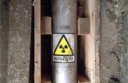 Gắn thiết bị định vị vào thiết bị chứa nguồn phóng xạ