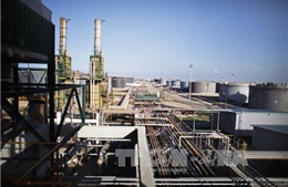 Giá dầu thô thế giới lao dốc hơn 6% 