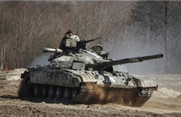 Xe tăng Ukraine nã đạn phe ly khai