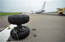 Máy bay Boeing rơi bánh, lê bụng trên đường băng