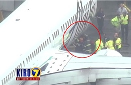 Máy bay Mỹ hạ cánh khẩn do nhân viên kẹt trong khoang hàng