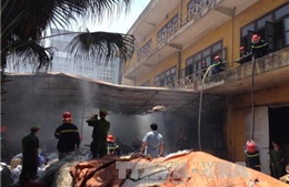 Hà Nội: Cháy hàng trăm tấn giấy gần cây xăng
