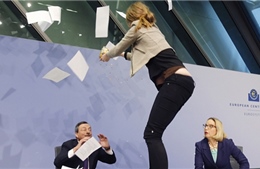 Chủ tịch ECB bị ném hoa giấy trên bàn họp 