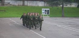 Quân nhân Nga cao hứng hát &#39;Barbie Girl&#39;