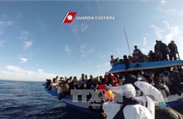 Italy cứu hơn 500 người di cư trái phép trên biển