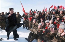 Ông Kim Jong Un khoan khoái leo núi cao nhất Triều Tiên