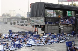 Xe tải nổ lốp, hàng trăm thùng bia vương vãi khắp mặt đường