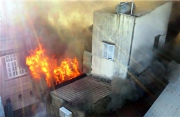 Cháy lớn nhà chứa sơn, dân hoảng hốt tháo chạy