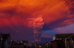 Núi lửa phun trào như ngày tận thế ở Chile