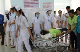 Hơn 300 công nhân nhập viện do ngộ độc thức ăn