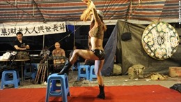 Trung Quốc cấm thuê vũ công nhảy thoát y trong đám tang