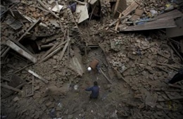 Người Nepal dùng tay không đào đất cứu nạn nhân động đất