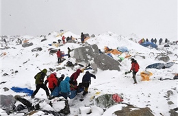 Kinh hoàng cảnh lở tuyết do động đất Nepal